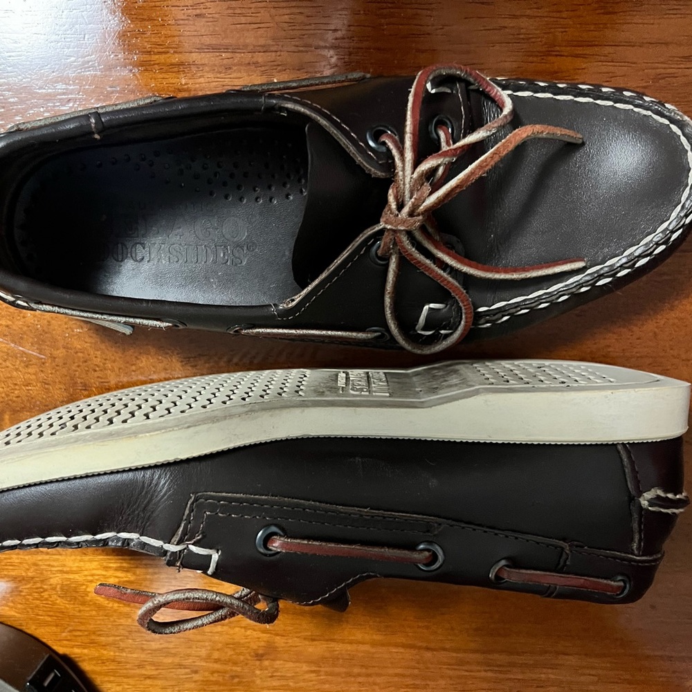 Men’s brown Sebago boat shoes size 6. Very good condition.